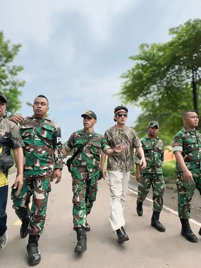 5 Potret Denny Sumargo Salurkan Bantuan Rp 1,7 Miliar untuk Korban Gunung Lewotobi di NTT