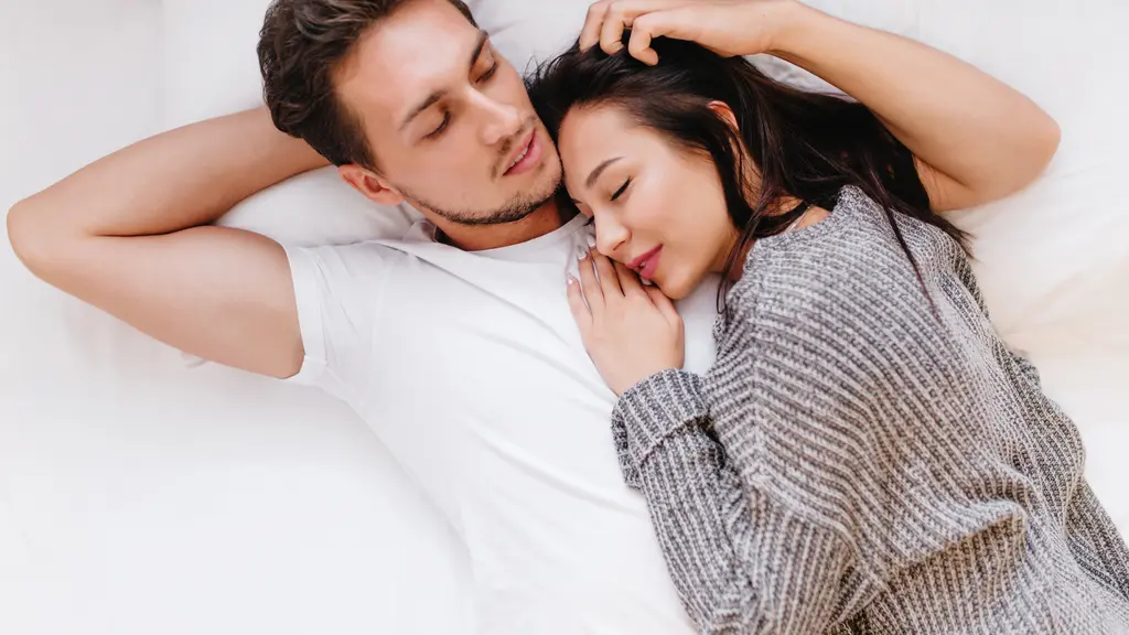 Ilustrasi pasangan suami istri di tempat tidur/copyright freepik.com/lookstudio