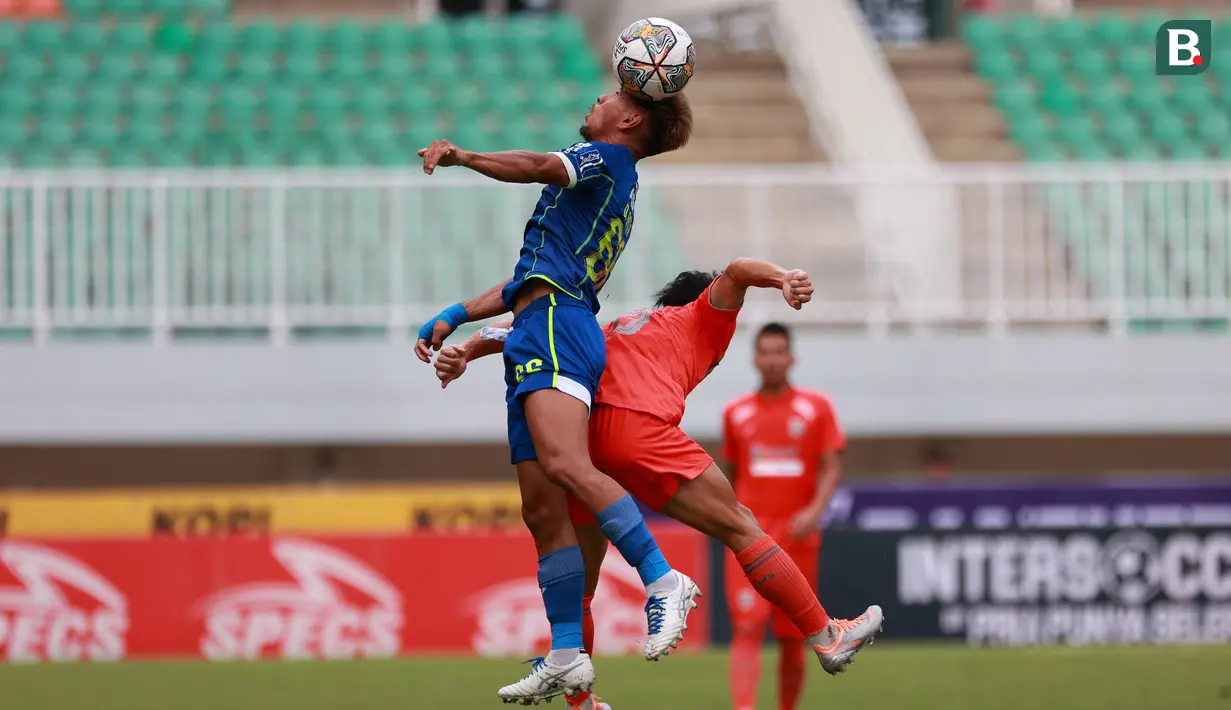 Pemain Persib Bandung, Daisuke Caumanday Sato berebut bola di udara dengan pemain Borneo FC dalam pertandingan lanjutan BRI Liga 1 2022/2023 yang berlangsung di Stadion Pakansari, Bogor, Kamis (26/1/2023). (Bola.com/Ikhwan Yanuar)