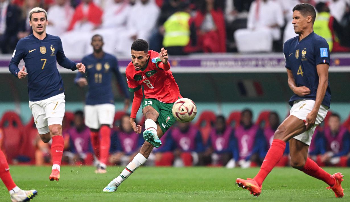 Azzedine Ounahi berhasil membuat sejarah bersama Maroko sebagai tim Afrika pertama yang berhasil mencapai babak semifinal di Piala Dunia. Ia bersama Sofyan Amrabat sukses menjadi mesin di lini tengah Sukad Singa Atlas. Ounahi tercatat berhasil membuat rataan 83% dribble sukses, atau yang tertinggi di Piala Dunia 2022. Berkat penampilan gemilangnya, pemain klub Ligue 1, Angers SCO itu mengalami kenaikan harga pasar dari 15,9 juta dolar menjadi 3,71 juta dolar. (AFP/Kirill Kudryavtsev)