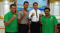 Wakil Ketua Panitia Pelaksana Edi Swasono (paling kiri), Ayip Rizal (Kapten tim Polrestabes Surabaya) usai jumpa pers dengan wartawan, Kamis (6/10/2016), di Mapolrestabes Surabaya. (Bola.com/Fahrizal Arnas)