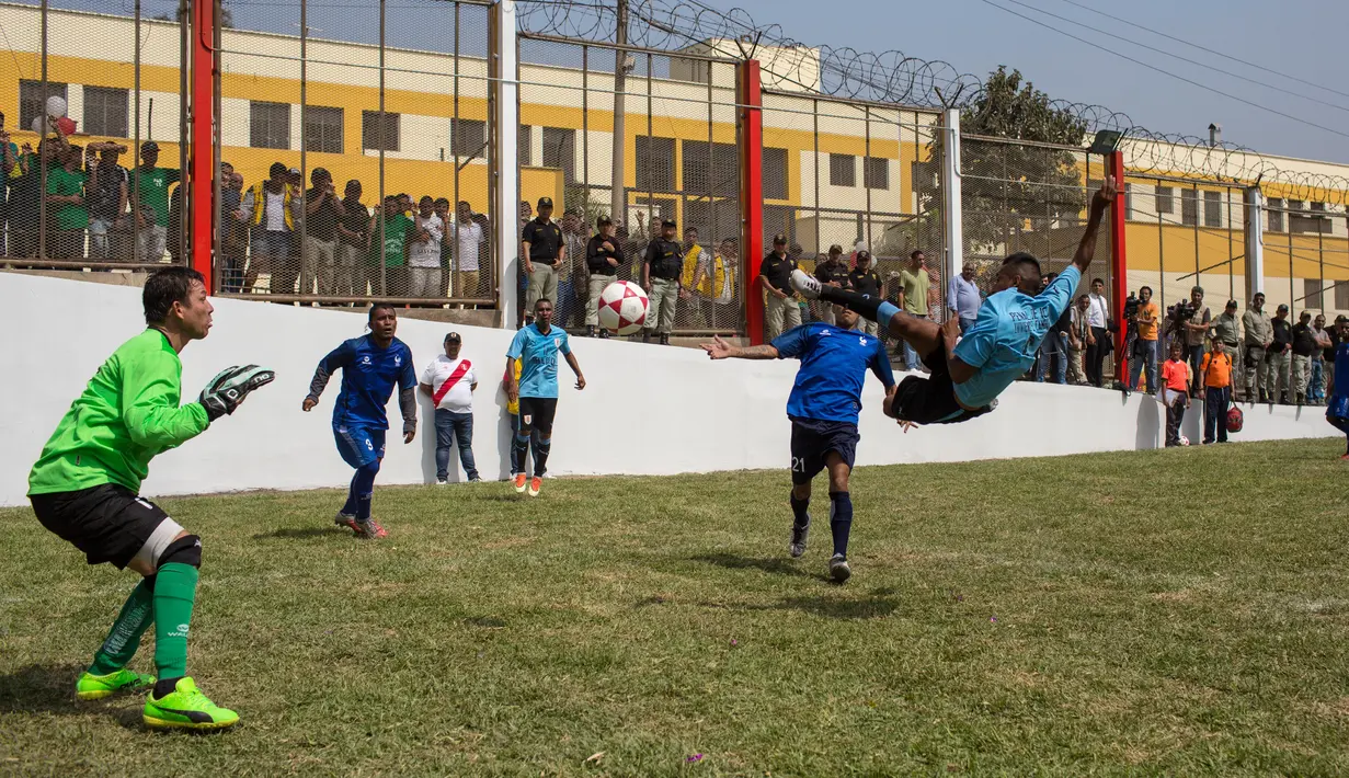Narapidana memainkan pertandingan sepak bola di Penjara San Juan de Lurigancho, Lima, Peru, Kamis (24/5). Sebanyak 17 penjara, termasuk empat penjara wanita, berpartisipasi dalam First Interprison World Cup Lima 2018. (AP Photo/Rodrigo Abd)