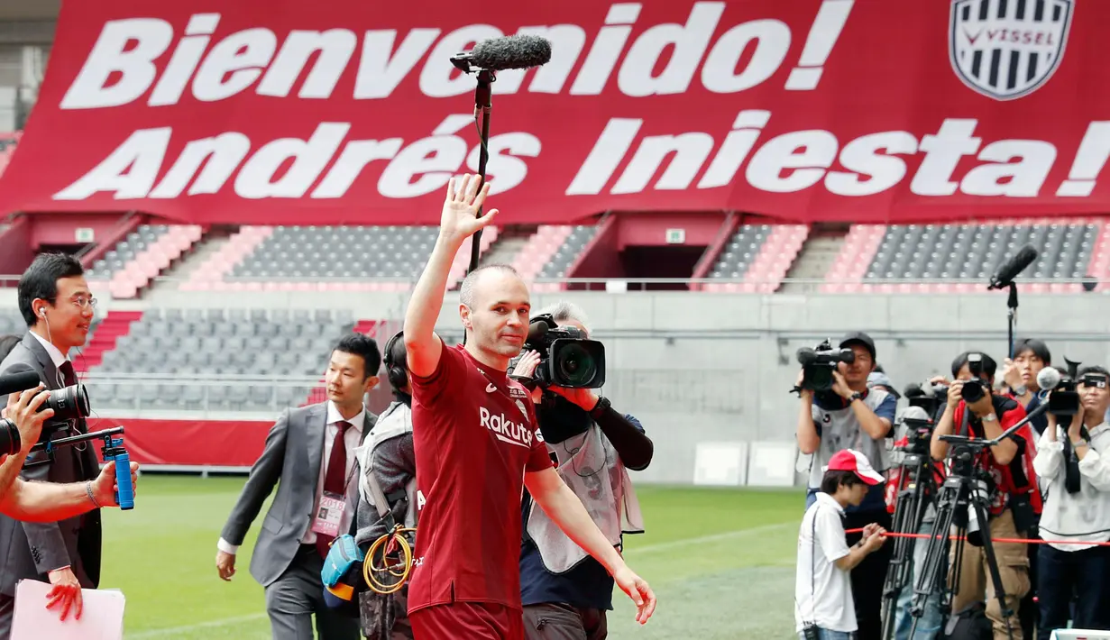 Legenda Barcelona, Andres Iniesta menyambut penggemarnya seusai resmi bergabung dengan Vissel Kobe di NOEVIR Stadium Kobe, Sabtu (26/5). Iniesta muncul di hadapan publik Jepang sejak menandatangani kontrak bersama Vissel Kobe (Michi Ono/Kyodo News via AP)