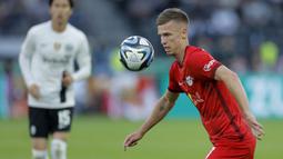 Gelandang RB Leipzig, Dani Olmo menguasai bola saat menghadapi Eintracht Frankfurt pada laga final DFB Pokal 2022/2023 di Berlin, Jerman (3/6/2023). Koneksi yang baik antara Manchester City dan RB Leipzig yang telah mendatangkan Josko Gvardiol pada awal musim 2023/2024 ke Etihad Stadium tentu bisa saja menjadi kartu as kepindahan Dani Olmo untuk menyusul Josko Gvardiol. (AFP/Odd Andersen)