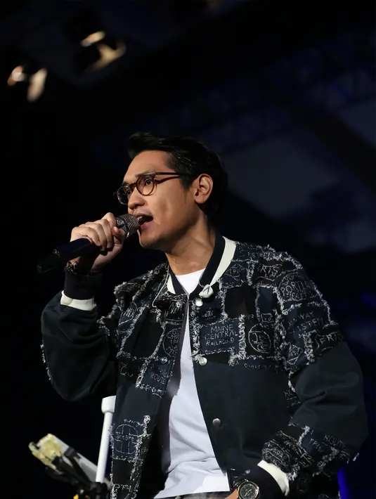 Afgan sempat berkolaborasi dengan Kunto Aji dan Angga Malik D'Essentials mereka bertiga membawakan lagu dari boyband legendaris Backstreet Boys. (Andy Masela/Bintang.com)