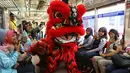 Barongsai menghibur penumpang kereta api di stasiun Jakarta-Kota, Selasa (5/2). Di Tahun Baru Imlek ini PT KAI menghadirkan hiburan Barongsai serta meluncurkan KMT tematik dan pemberian fortune cookies bagi pengguna jasa KRL. (Liputan6.com/Johan Tallo)