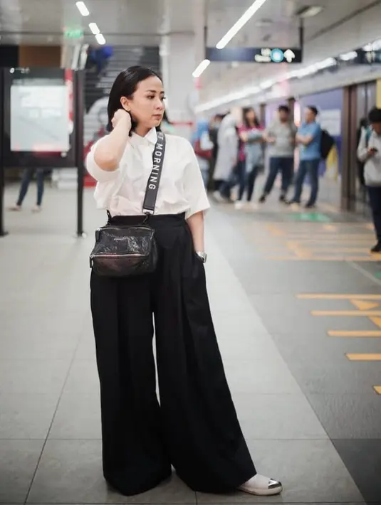 Penampilan Astrid dengan menggunakan busana berkonsep monokrom ini juga patut untuk dijadikan inspirasi. Bahkan, penampilan penyanyi kelahiran  Surabaya ini terlihat sederhana dengan makeup natural. (Liputan6.com/IG/@astridbasjar)