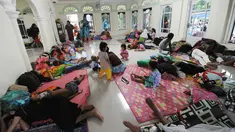 Pengungsi bencana tsunami beristirahat di sebuah masjid di Tenjolahang, provinsi Banten, Rabu (26/12). Tsunami Selat Sunda menerjang kawasan pesisir pantai di Pandeglang, Serang, Banten dan Lampung Selatan pada 22 Desember 2018. (Sonny TUMBELAKA / AFP)