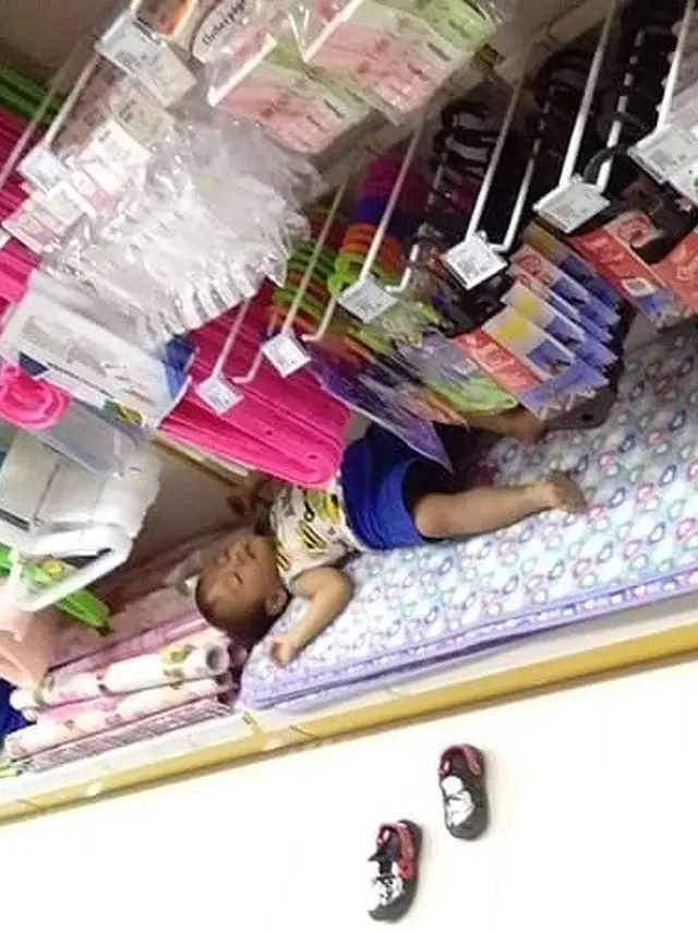 6 Tingkah Anak-Anak Rebahan di Sembarang Tempat Ini Absurd, Kocak