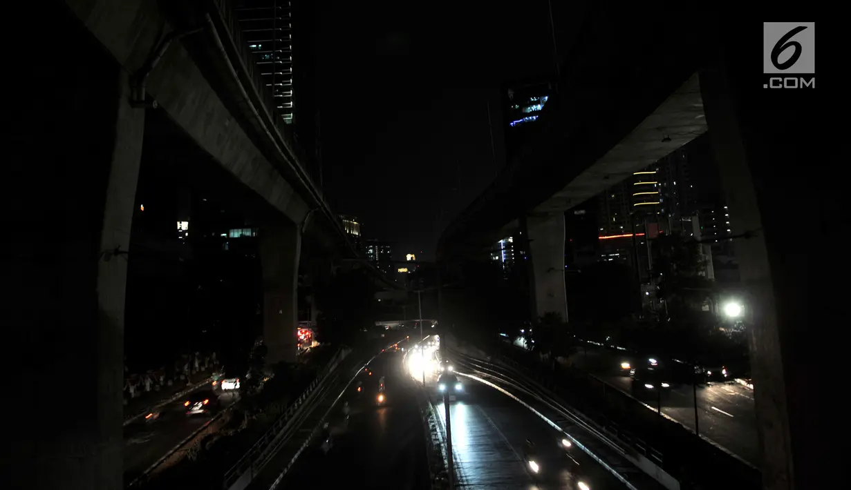 Sejumlah kendaraan melintas dengan kondisi jalan gelap tanpa penerangan akibat listrik padam di kawasan Jakarta, Minggu (4/8/2019). Pemadaman listrik serentak yang terjadi sejak Minggu siang mengubah suasana malam di ibu kota menjadi gelap gulita. (merdeka.com/Iqbal S. Nugroho)
