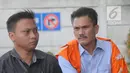 Mantan Anggota DPRD Sumatera Utara Tonnies Sianturi tiba di Gedung KPK, Jakarta, Jumat (28/12). Tonnies diperiksa sebagai tersangka terkait dugaan menerima suap. (Merdeka.com/Dwi Narwoko)