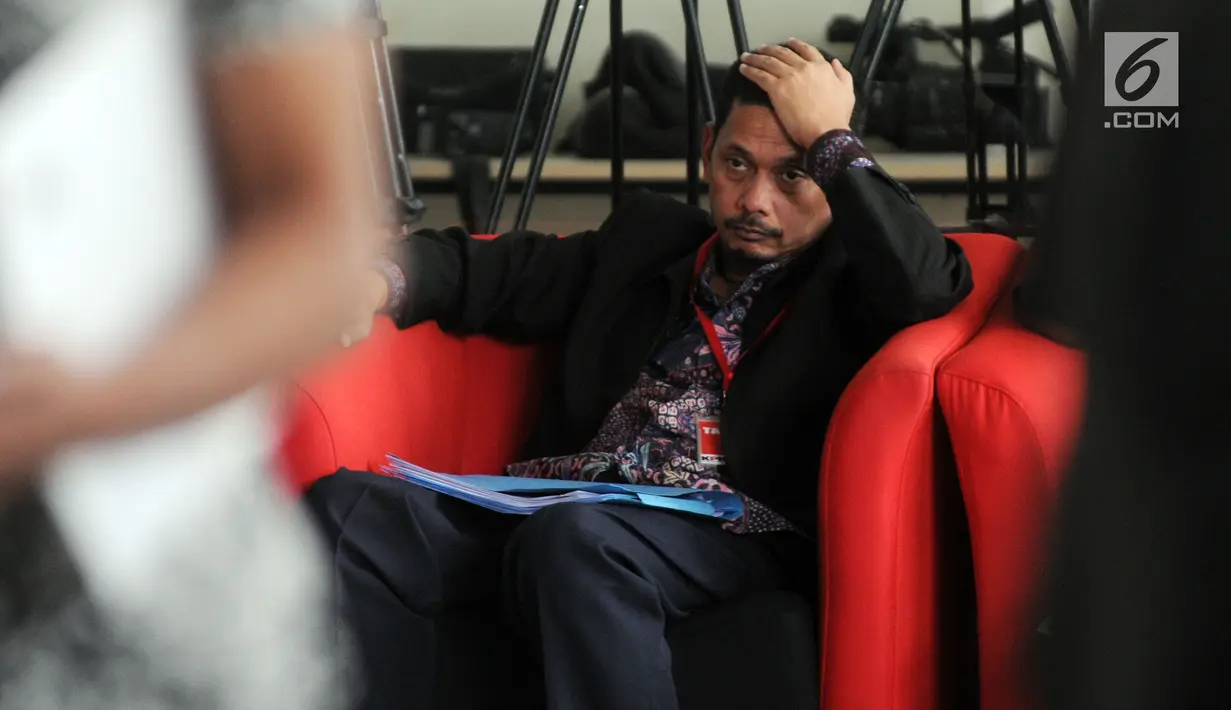 Direktur PT Industri Telekomunikasi Indonesia (INTI) Darman Mappangara menunggu untuk menjalani pemeriksaan di Gedung KPK, Jakarta, Kamis (5/9/2019). Darman diperiksa sebagai saksi untuk tersangka mantan Direktur Keuangan PT Angkasa Pura II Andra Y Agussalam. (merdeka.com/Dwi Narwoko)