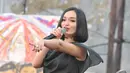 Zaskia Gotik saat tampil di acara Perayaan Hari HAM Sedunia yang digelar Komnas HAM di Jalan Latuharhary, Jakarta, Rabu (10/12/2014). (Liputan6.com/Panji Diksana)