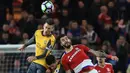 Bek Arsenal, Laurent Koscielny, duel udara dengan striker Middlesbrough, Alvaro Negrado, pada laga Premier League di Stadion Riverside, Inggris, Senin (17/4/2017). Middlesbrough takluk 1-2 dari Arsenal. (AFP/Lindsey Parnaby)