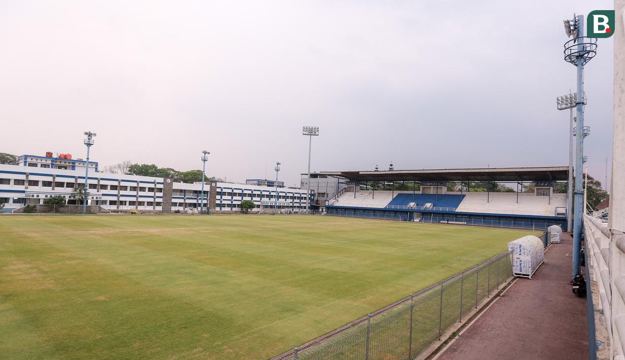 Kondisi Stadion Sidolig yang terletak di Batununggal, Kota Bandung, Jawa Barat pada Sabtu (21/10/2023) WIB. Stadion Sidolig terpilih menjadi salah satu lapangan latih untuk Piala Dunia U-17 2023. (Bola.com/Bagaskara Lazuardi)