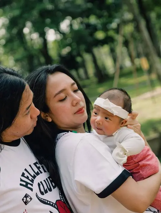 Di usia Sanne yang sekarang dua bulan dan umur pernikahannya dengan Ariel yang sudah 13 tahun, Dea pun sedikit curhat di kolom caption-nya.(instagram.com/dea_ananda)