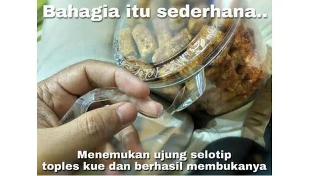 7 Meme Susah Cari Ujung Selotip Toples Kue Lebaran Ini Relate Banget
