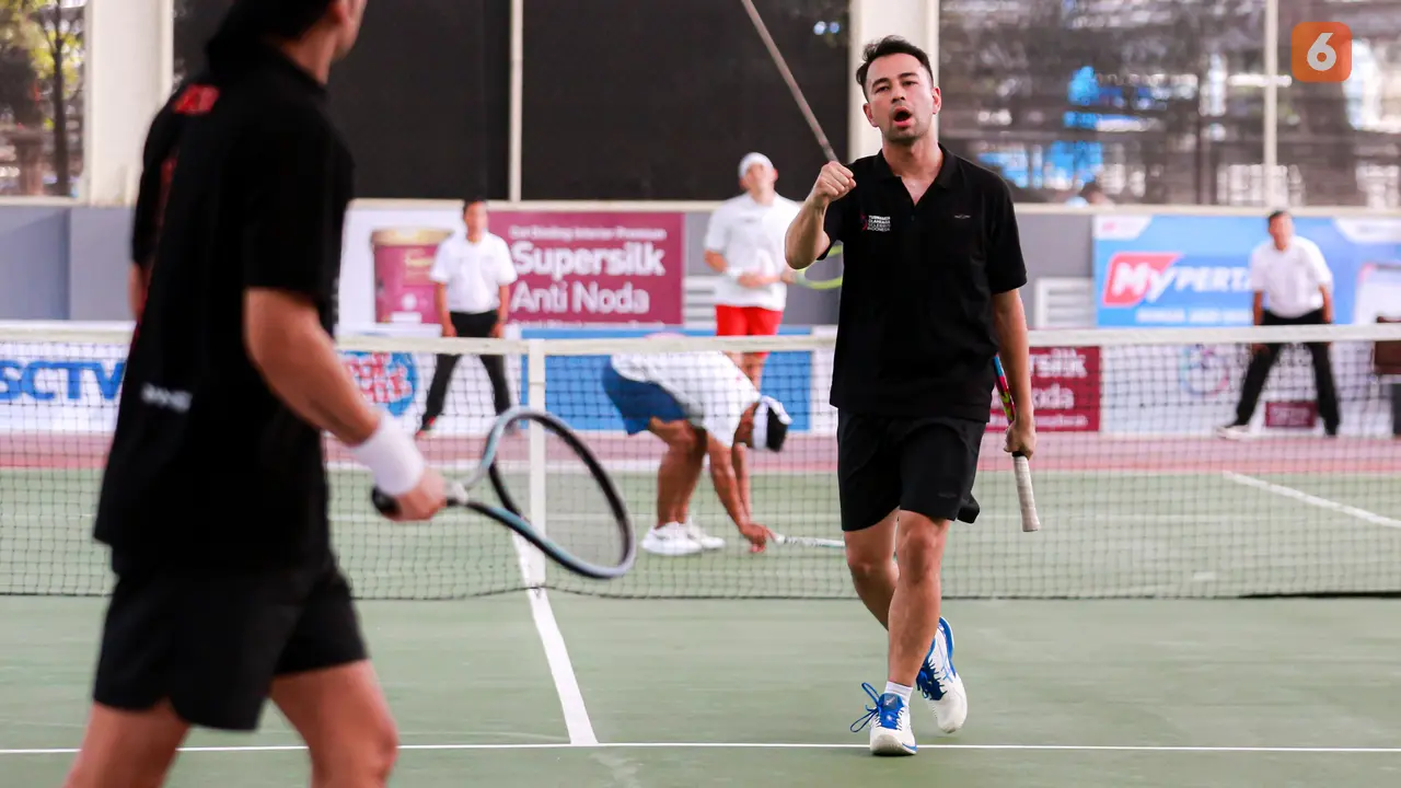 Foto: Diwarnai Nabrak Layar TV, Pasangan Raffi dan Desta Menang Comeback di Cabor Tenis Turnamen Olahraga Selebriti Indonesia