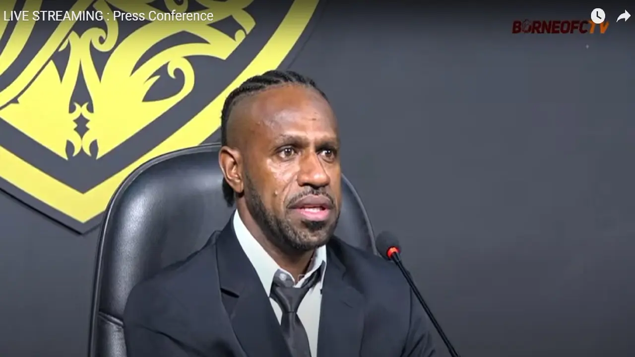 Boaz Solossa saat diperkenalkan oleh Borneo FC.