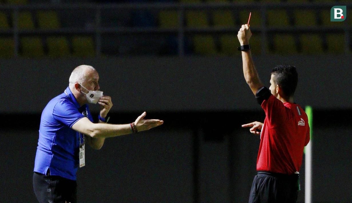 Pelatih PSIS Semarang, Dragan Djukanovic, mendapat kartu merah pada laga melawan Barito Putera di Piala Menpora 2021 di Stadion Manahan, Solo, Minggu (21/03/2021).(Bola.com/M Iqbal Ichsan)
