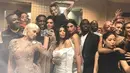 Terlihat di akun Instagramnya, Kylie mengunggah sebuah foto bersama selebriti lainnya saat berada di Met Gala 2017 tersebut. Kylie terlihat sedang berpose dengan Kendall Jenner, Paris Jackson, ASAP Rocky dan Kim Kardashian. (AFP/Bintang.com)