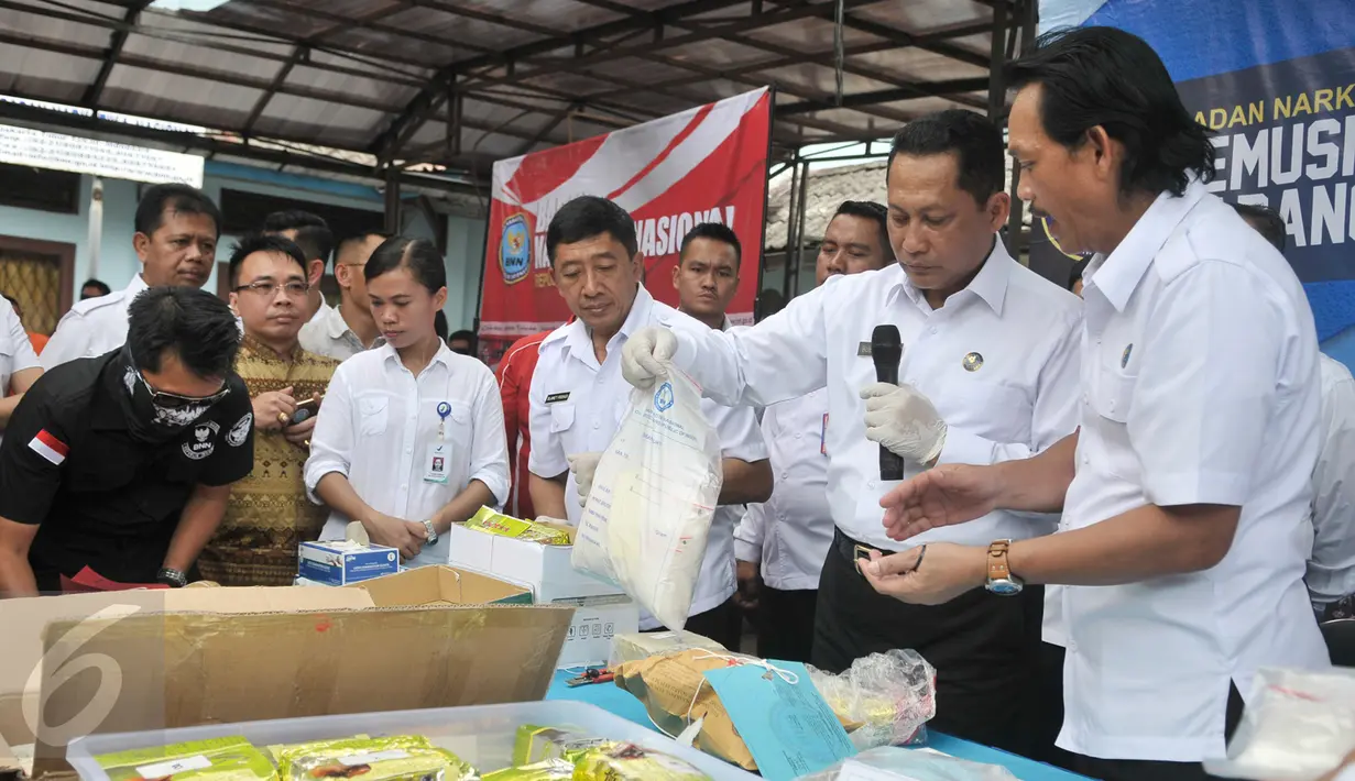 Kepala BNN, Budi Waseso menunjukan barang bukti ekstasi yang akan dimusnahkan di Gedund BNN, Cawang, Jakarta, Kamis (16/3). BNN musnahkan 80kg sabu dan 3.687 butir ekstasi dari hasil pengungkapan 3 kasus. (Liputan6.com/Yoppy Renato)