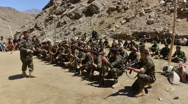 Gerakan perlawanan Afghanistan dan pasukan pemberontakan anti-Taliban mengambil bagian dalam pelatihan militer di daerah Abdullah Khil, Distrik Dara, Provinsi Panjshir, Afghanistan, 24 Agustus 2021. Panjshir jadi satu-satunya wilayah Afghanistan yang belum dikuasai Taliban. (Ahmad SAHEL ARMAN/AFP)