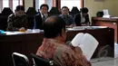 Tim kuasa hukum Partai Golkar kubu Aburizal Bakrie memperhatikan penjelasan Zainal Arifin Husein saat menjadi saksi ahli dalam sidang kasus sengketa Partai Golkar di PTUN Jakarta Timur, Senin (4/5/2015). (Liputan6.com/Yoppy Renato) 