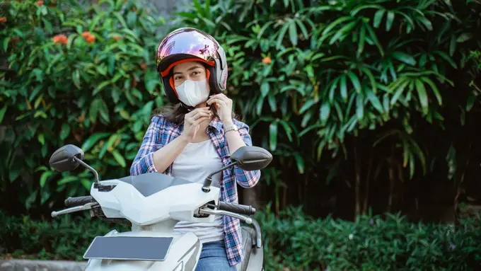 Tips Anti Bau Badan buat Perempuan yang Sering Berkendara dengan Motor