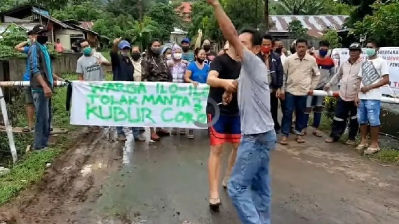 Warga Kecamatan Wori, Kabupaten Minahasa Utara menggelar aksi menolak rencana penyediaan lahan pekuburan khusus jenasah Covid-19.