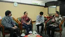 Ketua MPR, Zulkifli Hasan (kanan) saat berdialog dengan Duta Besar Jepang untuk RI (kedua kiri), Yasuaki Tanizaki, di ruang kerja sementara ketua MPR, Gedung Parlemen RI, Jakarta, Senin (3/11/2014). (Liputan6.com/Andrian M Tunay)