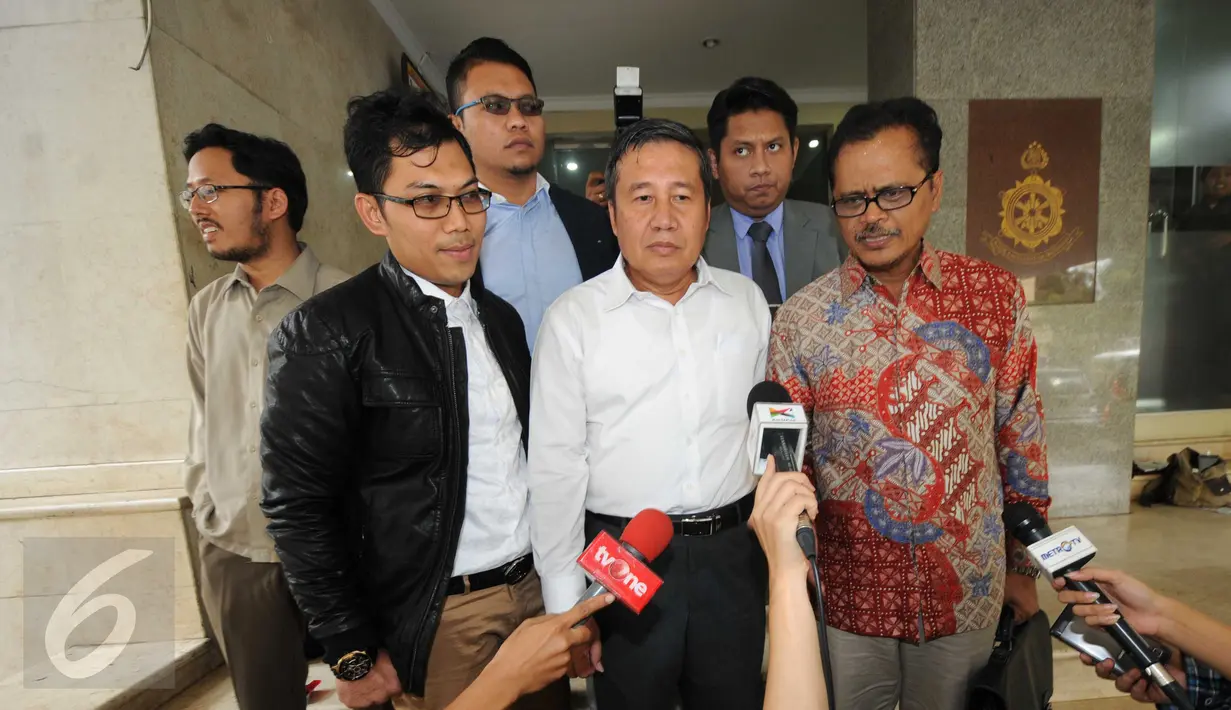 Komisioner KY Taufiqurrohman Syahuri (tengah) usai diperiksa Subdit II Bareskrim, Jakarta, Senin (28/9/2015). Taufiqurrohman diperiksa sebagai tersangka dalam kasus dugaan pencemaran nama baik hakim Sarpin Rizaldi. (Liputan6.com/Helmi Afandi)