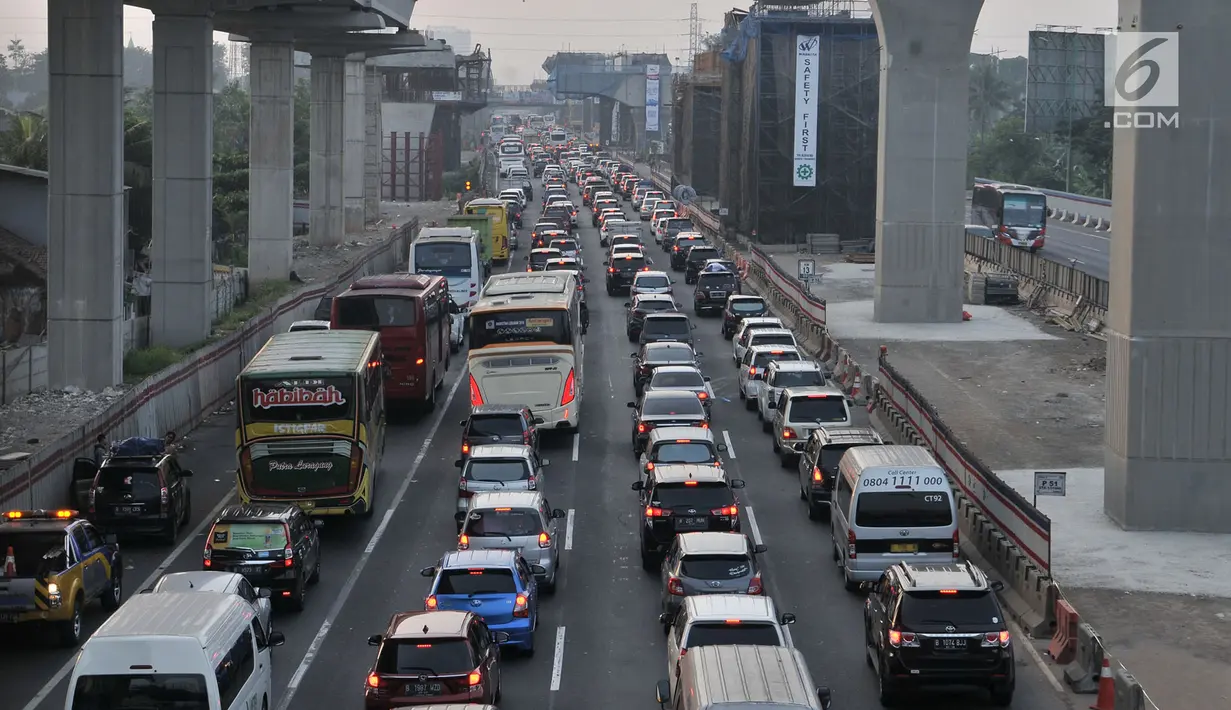 Antrean kendaraan melintasi ruas Tol Jakarta-Cikampek, Bekasi, Rabu (13/6). Pada H-2 Lebaran, kepadatan di ruas tol Jakarta-Cikampek disebabkan karena penyempitan jalur, lantaran ada proyek pembangunan LRT dan Tol Elevated. (Merdeka.com/Iqbal S. Nugroho)