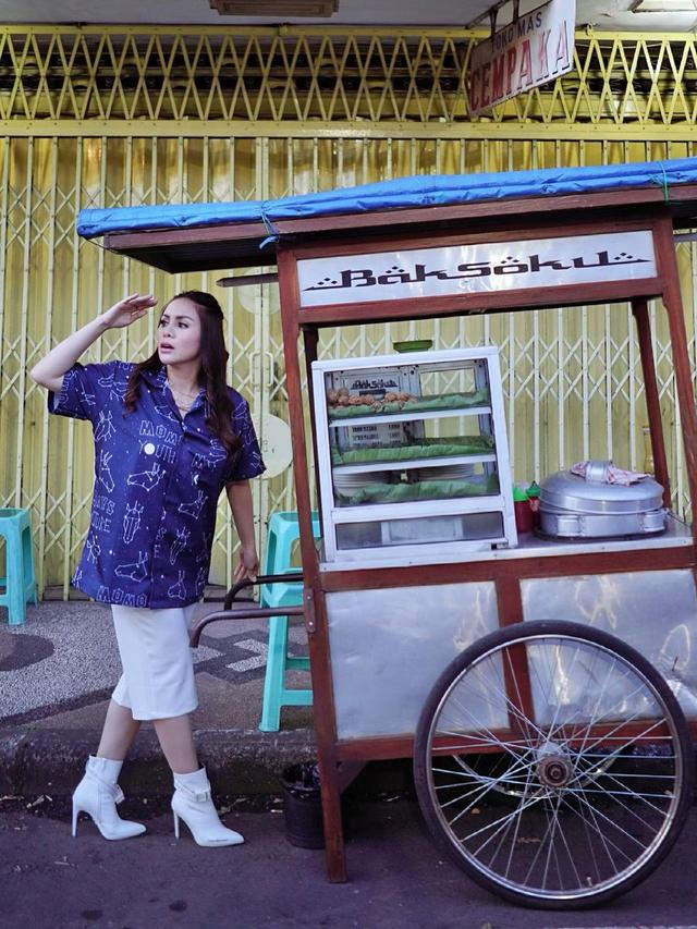 6 Gaya Momo Geisha saat Beli Bakso di Pasar Baru Malang, Curi Perhatian