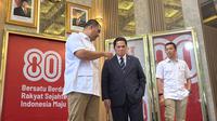 Menpora RI periode 2023-2025 Dito Ariotedjo (kiri) berbincang&nbsp;dengan Menpora RI yang baru saja ditunjuk Erick Thohir (tengah) dengan didampingi Wamenpora Taufik Hidayat di Media Center Kemenpora, Senayan, Jakarta Pusat pada Kamis (18/9/2025). (Liputan6.com/Melinda Indrasari)