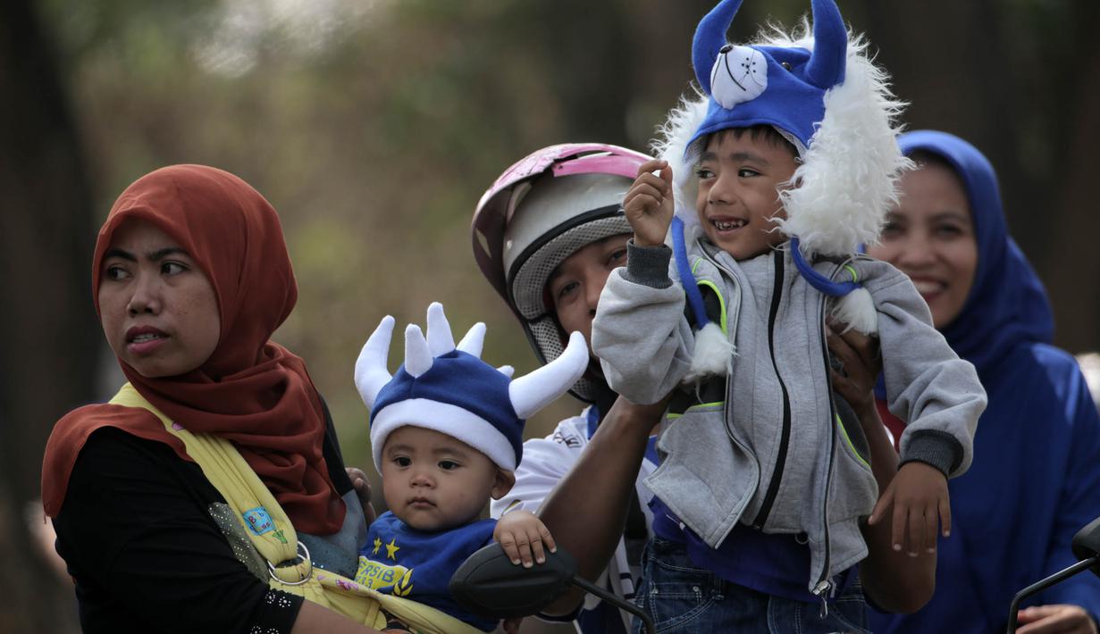 Anak-anak ditemani orang tua hadir dalam acara parade Persib Bandung Juara Piala Presiden 2015 di Kota Baru, Bandung, Minggu (25/10/2015). (Bola.com / Nicklas Hanoatubun)