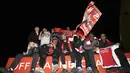 Para penggemar Arsenal merayakan kemenangan tim mereka di Liga Primer Inggris, di luar Stadion Emirates, London, Inggris, pada 19 Mei 2026. (Brook Mitchell/AFP)