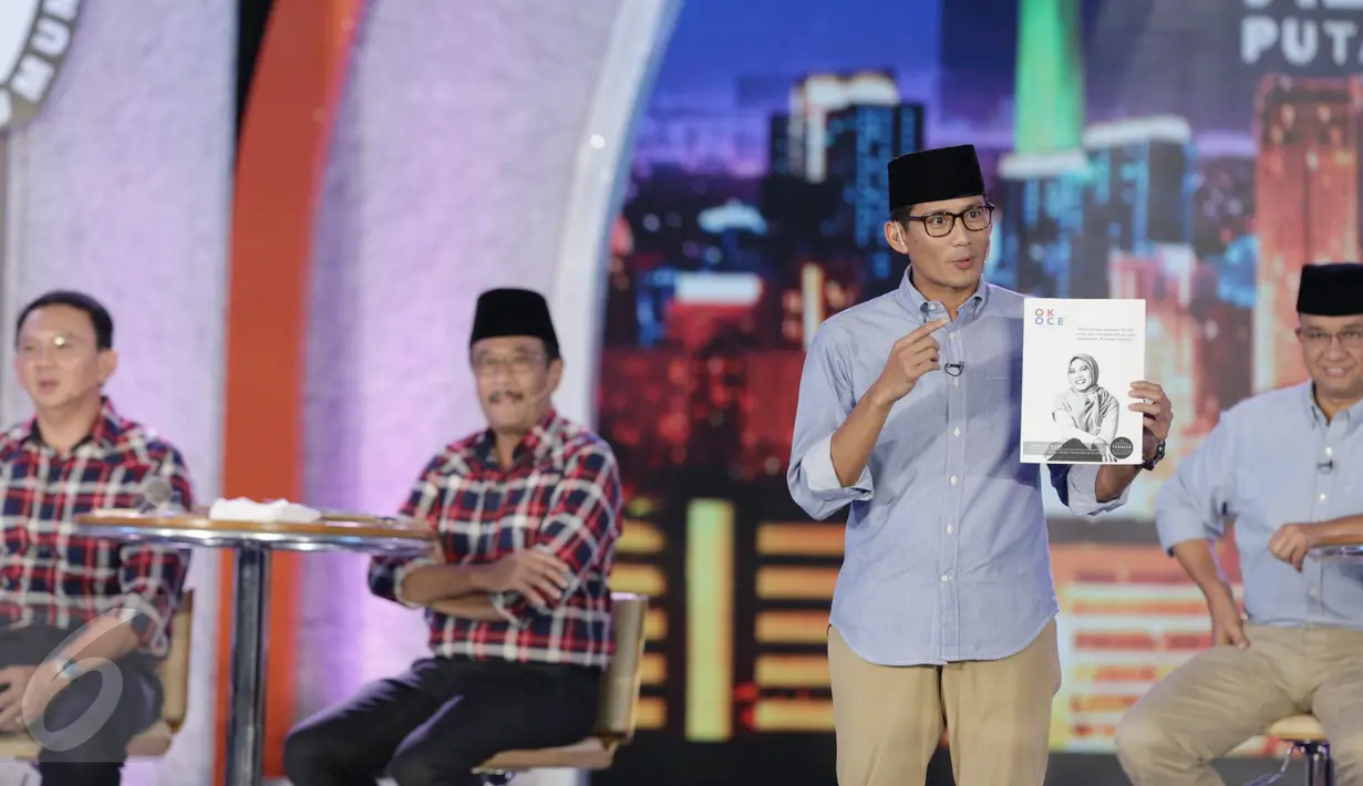 Calon Wakil Gubernur DKI Jakarta no 3, Sandiaga Uno memberi pemaparan terkait programnya saat debat terakhir Pilgub DKI Jakarta 2017 di Hotel Bidakara, Jakarta, Rabu (12/4). (Liputan6.com/Faizal Fanani)