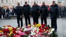 Sejumlah petugas melakukan bela sungkawa atas tragedi bom yang meledak di stasiun kereta bawah tanah St. Petersburg, Rusia, Selasa (4/4). Dikabarkan 10 orang meninggal dalam tragedi tersebut. (AP Photo / Dmitri Lovetsky)
