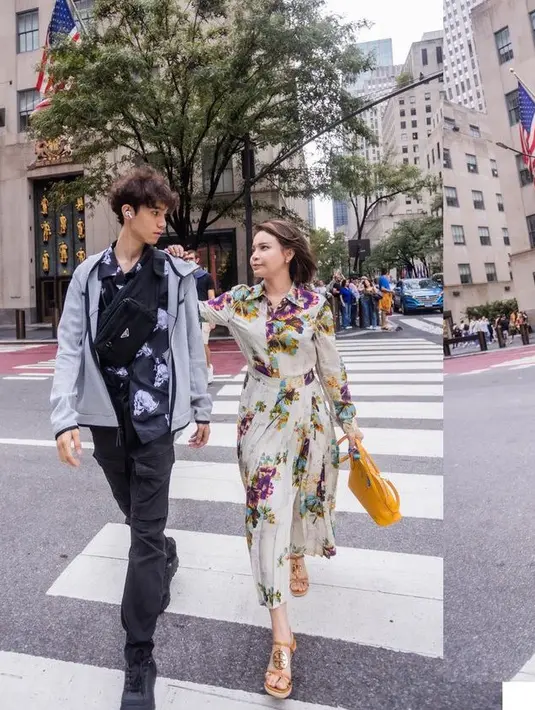 Anak semata wayang Rossa, Rizky Langit kini beranjak dewasa. Keduanya sering berlibur bersama, seperti ke Amerika Rossa mengenakan dress. Sementara itu, Rizky mengenakan kemeja dan celana hitam, dipadukan jaketnya. [@itsrossa910]