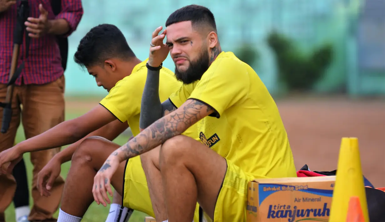 Awalnya Diego merasa rasa canggung dan segan saat memasuki lapangan. Namun semua berubah kala Dendi Santoso dan Ahmad Alfarizi menyapanya. Mereka pernah sama-sama di Timnas Indonesia U-23 tahun 2011 silam. (Bola.com/Iwan Setiawan)