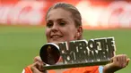 Gelandang Belanda Lieke Martens tersenyum saat menunjukkan trofi pemain terbaik usai final UEFA Women's Euro 2017 antara Belanda dan Denmark di Stadion Fc Twente di Enschede (7/8). Belanda menang dengan skor 4-2 atas Denmark. (AFP Photo/John Thys)