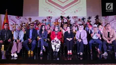 Sejumlah peserta Dangdut Academy Asia ke 3 dan dewan Juri saat konferensi pers di SCTV Tower, Jakarta, Kamis (19/10). Kompetisi nyanyi dangdut terbesar tingkat Asia ini akan tayang di Indosiar 23 Oktober 2017 mendatang. (Liputan6.com/Helmi Afandi)