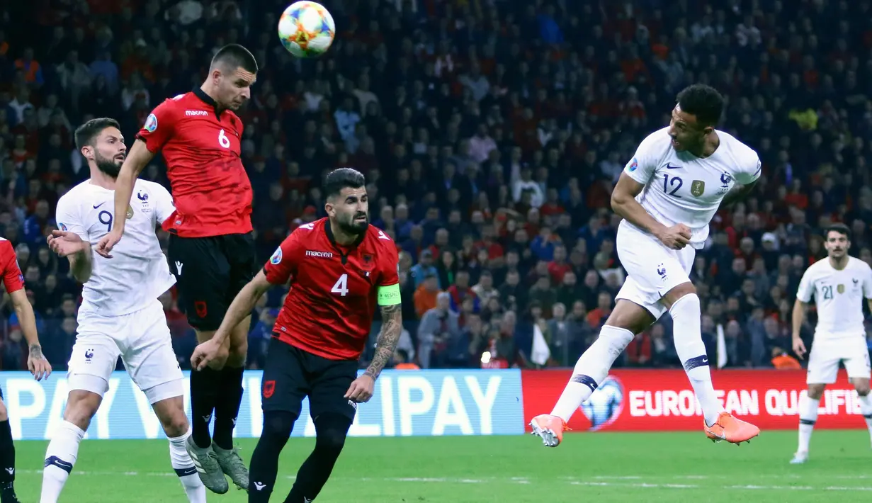 Gelandang Timnas Prancis, Corentin Tolisso (kanan) mencetak gol ke gawang Albania pada kualifikasi Grup H Piala Eropa 2020 di Arena Kombetare, Minggu (17/11/2019). Prancis menutup babak kualifikasi Piala Eropa 2020 dengan kemenangan setelah menekuk Albania 2-0. (AP/Hektor Pustina)