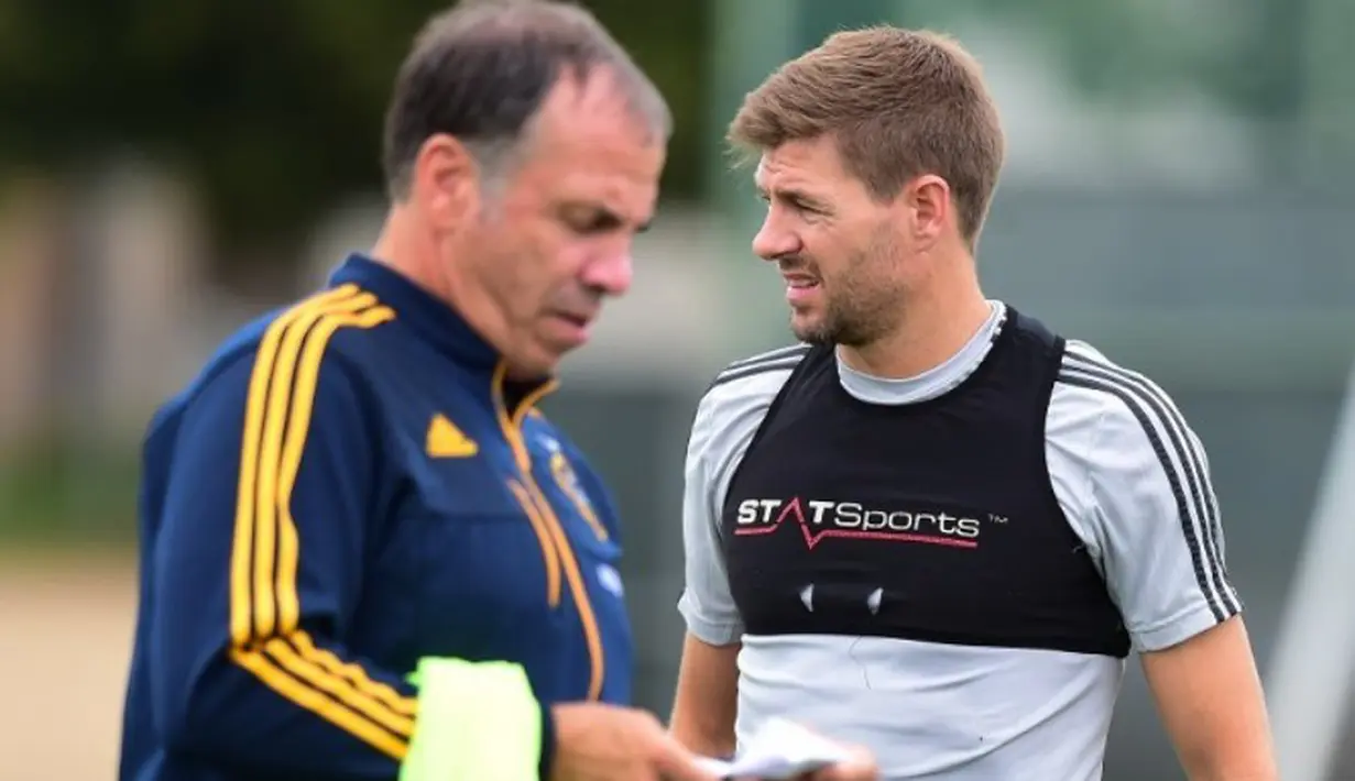 Steven Gerrard bersama pelatih LA Galaxy, Bruce Arena. (AFP PHOTO/Frederic J. Brown)