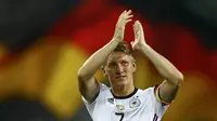 Kapten Jerman, Bastian Schweinsteiger, usai menjalani laga persahabatan melawan Finlandia di Stadion Borussia-Park, Jerman, Kamis (1/9/2016). Pertandingan ini merupakan laga terakhir Bastian berseragam Jerman. (Reuters/Wolfgang Rattay)