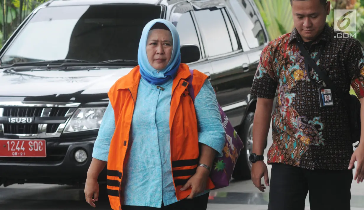 Panitera Pengganti PN Tangerang Tuti Atika berjalan masuk ke gedung KPK, Jakarta, Jumat (6/4). Tuti Atika yang terjaring operasi tangkap tangan diperiksa sebagai saksi untuk tersangka Hakim PN Tangerang Wahyu Widya Nurfitri. (Merdeka.com/Dwi Narwoko)