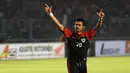 Bambang Pamungkas memberikan apresiasi kepada Jakmania yang menyaksikan langsung laga Persija Jakarta kontra Pelita Bandung Raya di Stadion GBK, (14/8/2014). (Liputan6.com/Helmi Fithriansyah)