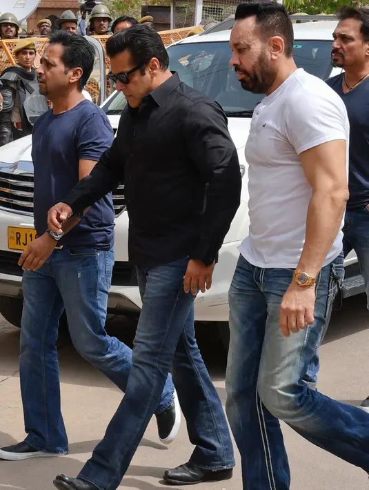 Ratusan para penggemarnya berkumpul di depan rumah aktor kelahiran 27 Desember 1965 itu. Tak sedikit para penggemar yang membawa poster yang bergambar sang aktor. (AP/Sunil Verma)