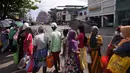 Antrean warga yang menunggu untuk mendapatkan minyak tanah di tengah kelangkaan gas untuk memasak di Kolombo, Sri Lanka, Selasa, 17 Mei 2022. Warga beralih menggunakan minyak tanah untuk memasak di tengah kelangkaan gas di mana antrean panjang terlihat dan kerap berubah menjadi aksi protes dadakan karena konsumen mulai frustasi dan khawatir kehabisan stok. (AP Photo/Eranga Jayawardena)